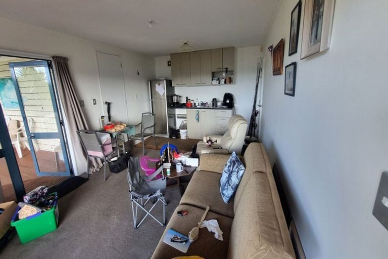 Photo of property in 18 Tawhana Crescent, Red Beach, 0932