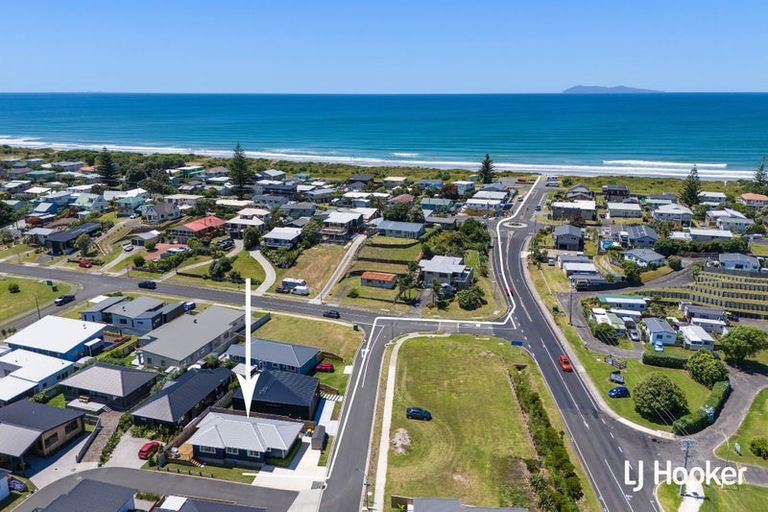 Photo of property in 8 Sandy Place, Waihi Beach, 3611
