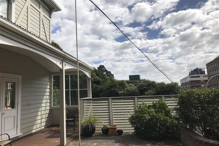 Photo of property in 58 Kelburn Parade, Kelburn, Wellington, 6012