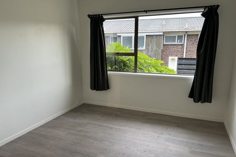 Photo of property in 2/36 Pakira Avenue, Glendene, Auckland, 0602