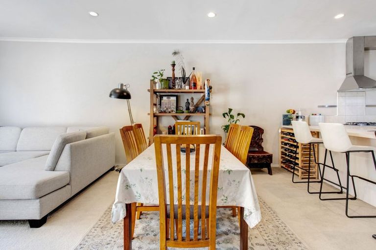 Photo of property in 16 Willow Camp Road, Takanini, 2112