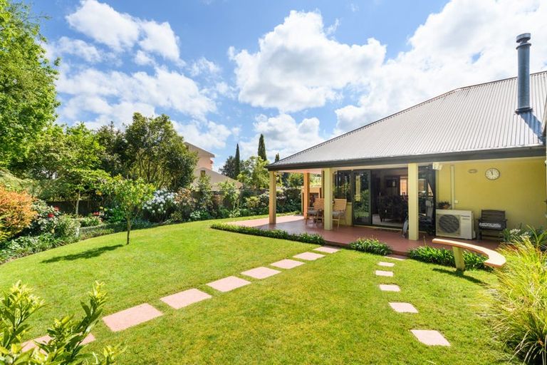 Photo of property in 11 La Lena Grove, Fitzherbert, Palmerston North, 4410