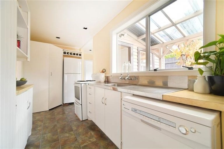 Photo of property in 1/8 Orchard Road, Waiake, Auckland, 0630