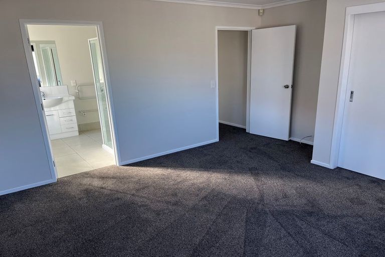 Photo of property in 8a Waiari Road, Conifer Grove, Takanini, 2112