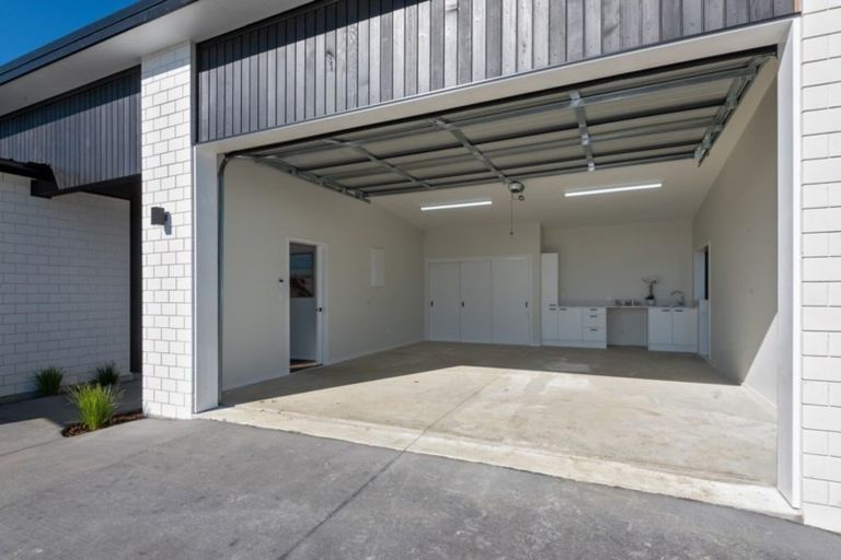 Photo of property in 31 Opouatu Avenue, Glenbrook, 2681