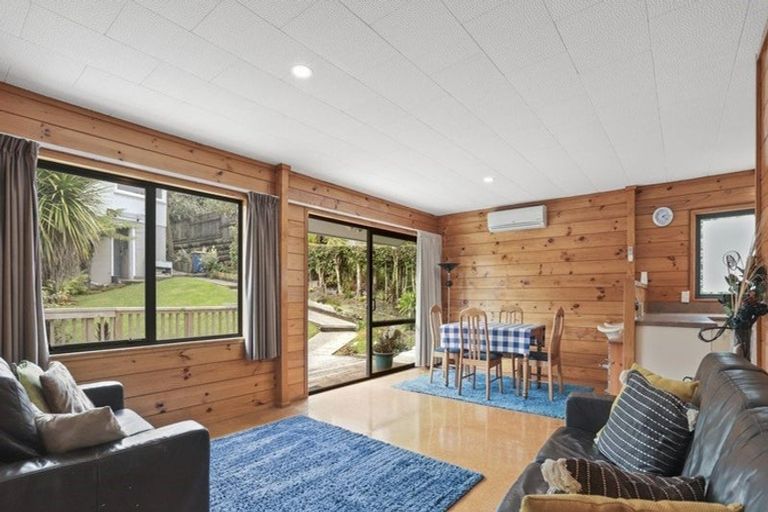 Photo of property in 12 Highland Avenue, Titirangi, Auckland, 0604