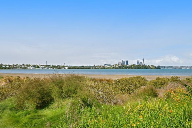 Photo of property in 13 Birkley Road, Bayswater, Auckland, 0622