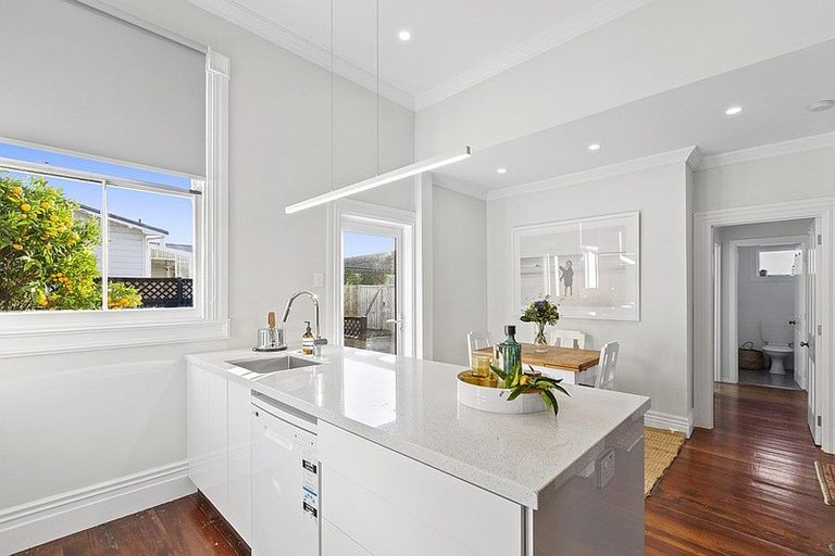 Photo of property in 8 Morley Street, New Plymouth, 4310