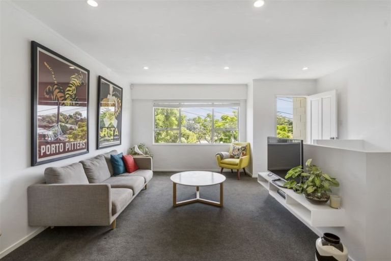 Photo of property in 2/84 Peach Road, Glenfield, Auckland, 0629