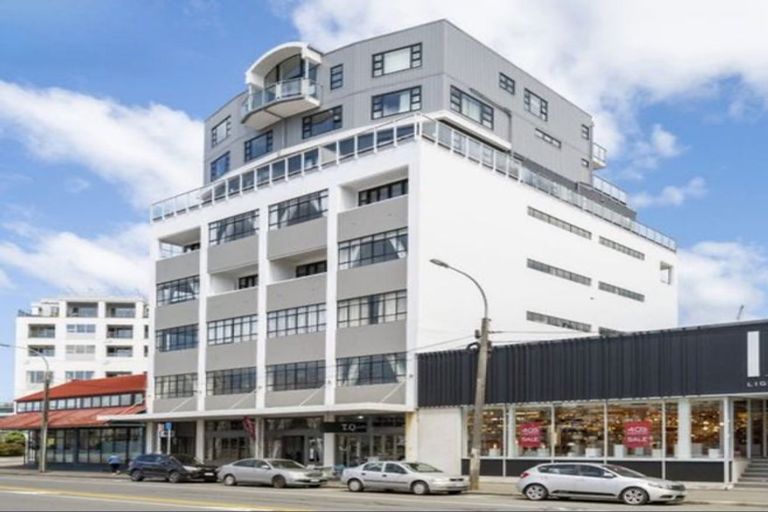 Photo of property in Endeavour Apartments, 18/125 Thorndon Quay, Pipitea, Wellington, 6011