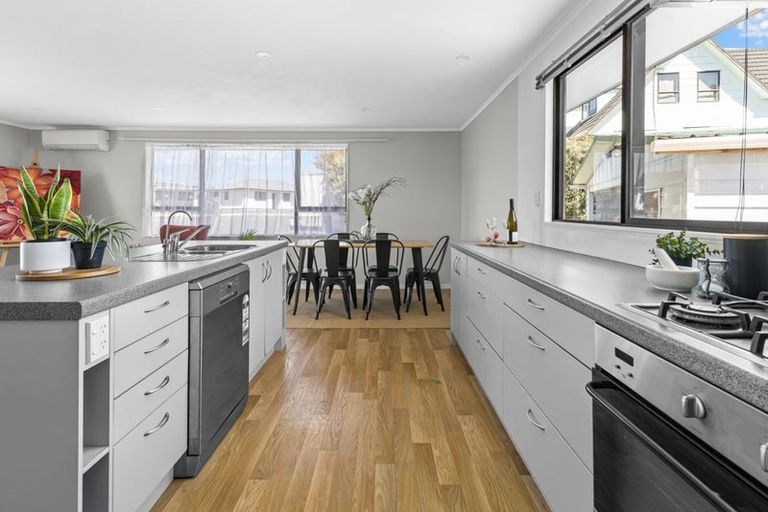 Photo of property in 12 Winstone Place, Highlands Park, New Plymouth, 4312