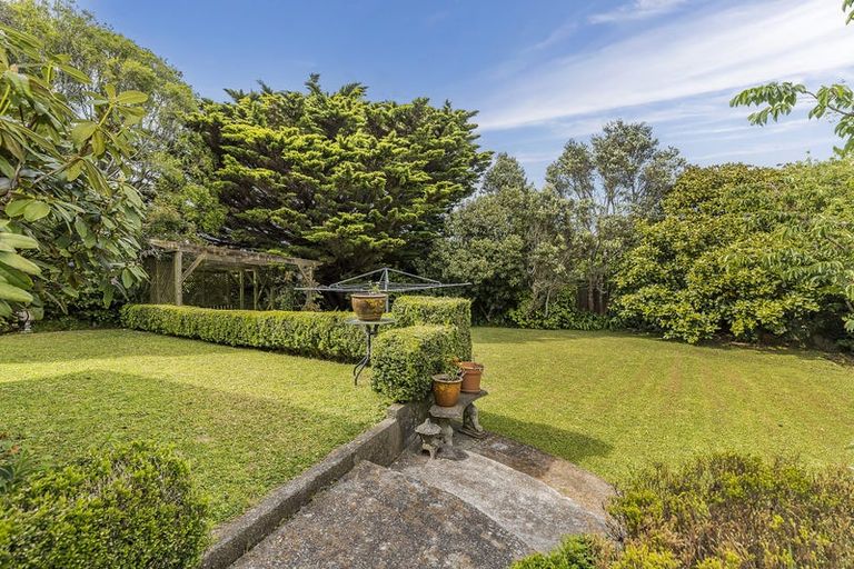 Photo of property in 28 Bartlett Grove, Tawa, Wellington, 5028