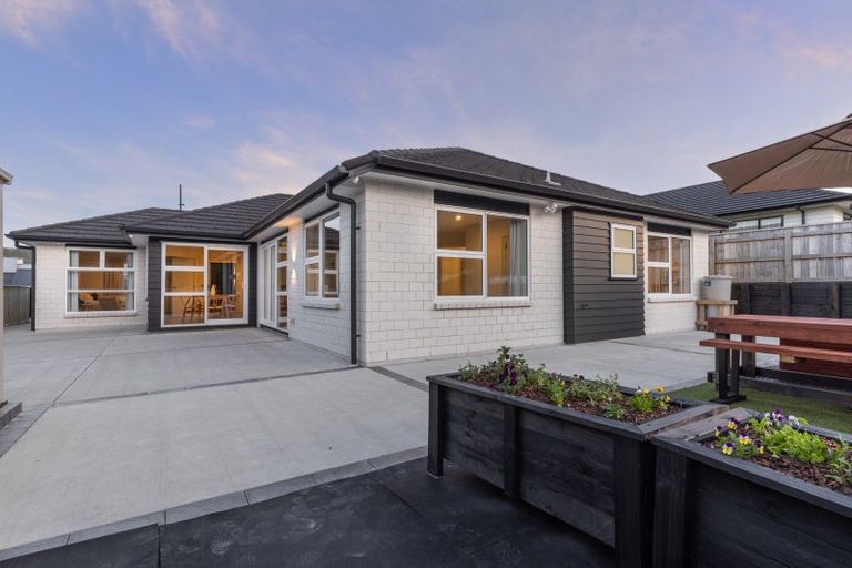 Photo of property in 40 Hokioi Drive, Kenepuru, Porirua, 5022