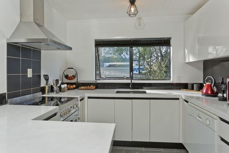 Photo of property in 1/16 Leiden Place, Totara Vale, Auckland, 0629