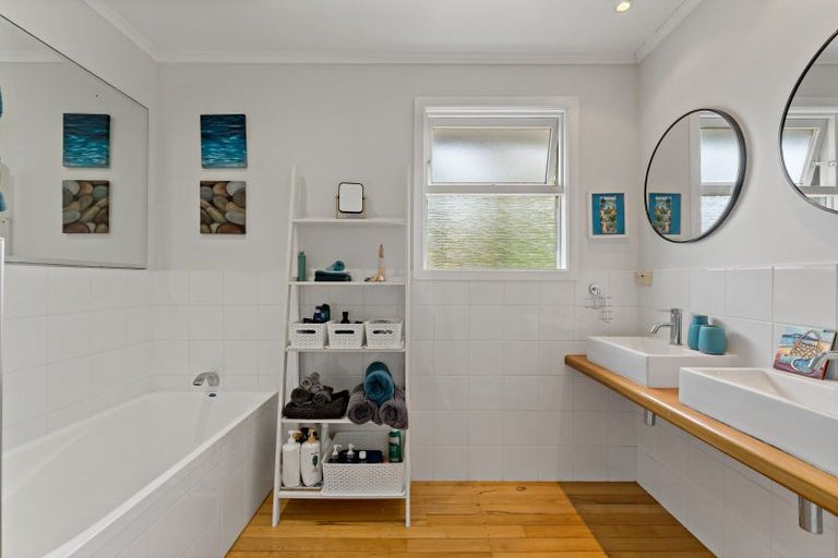 Photo of property in 2/71 Deep Creek Road, Waiake, Auckland, 0630