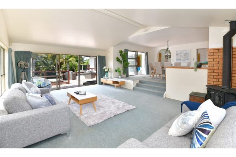 Photo of property in 77 Matija Place, Red Beach, 0932