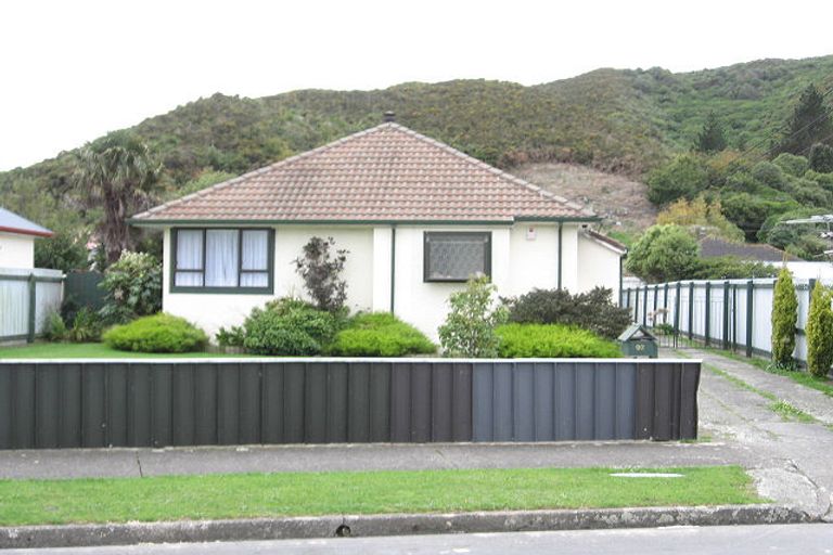 Photo of property in 92 Hewer Crescent, Naenae, Lower Hutt, 5011