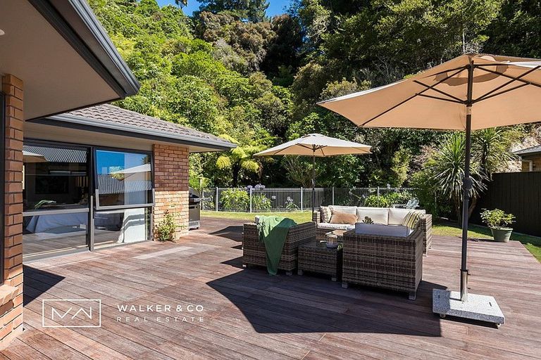 Photo of property in 30 Aragon Grove, Kingsley Heights, Upper Hutt, 5018