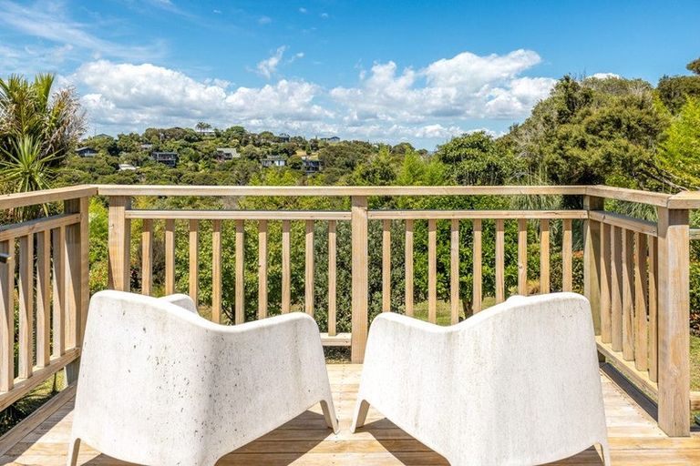 Photo of property in 70 Queens Drive, Oneroa, Waiheke Island, 1081