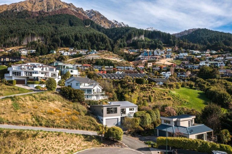 Photo of property in 9 Matakauri Place, Fernhill, Queenstown, 9300