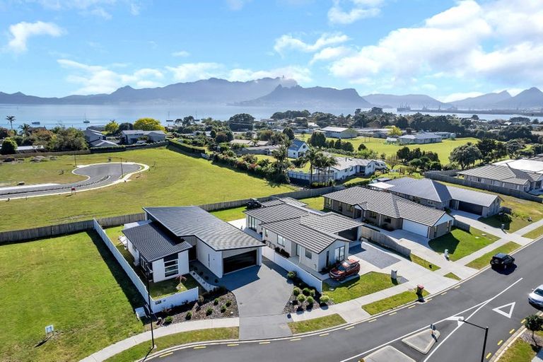 Photo of property in 41 Kaurinui Crescent, One Tree Point, 0118