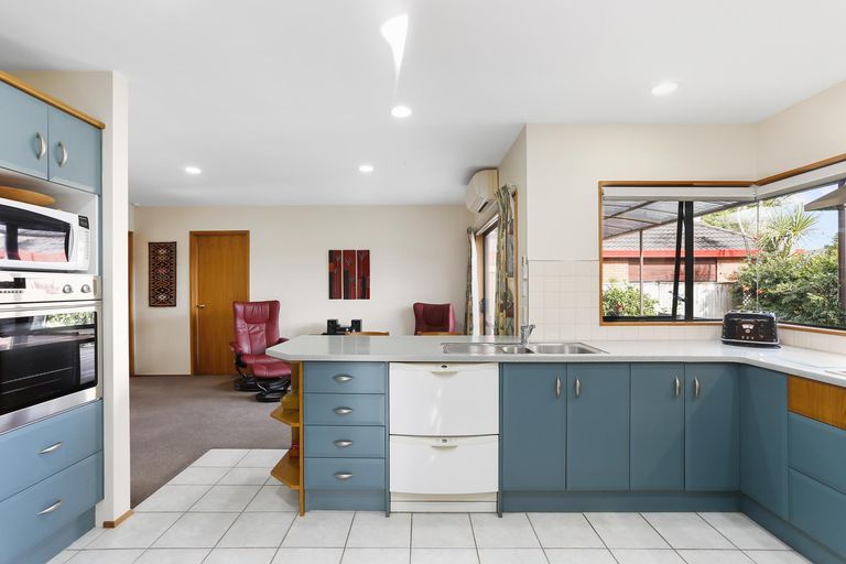 Photo of property in 6b Woodfern Crescent, Titirangi, Auckland, 0604