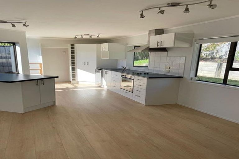 Photo of property in 1/865 Beach Road, Waiake, Auckland, 0630