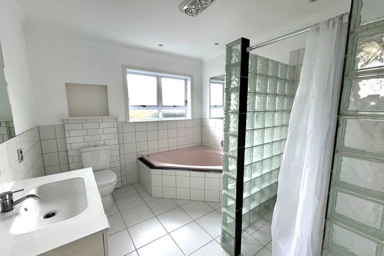 Photo of property in 37 Shortt Avenue, Mangere Bridge, Auckland, 2022