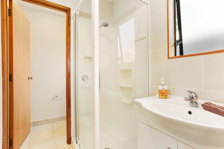 Photo of property in 6b Woodfern Crescent, Titirangi, Auckland, 0604