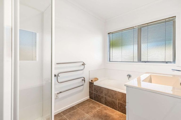 Photo of property in 6 Bibury Avenue, Henderson, Auckland, 0612