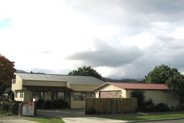 Photo of property in 20 Heretaunga Square, Silverstream, Upper Hutt, 5019