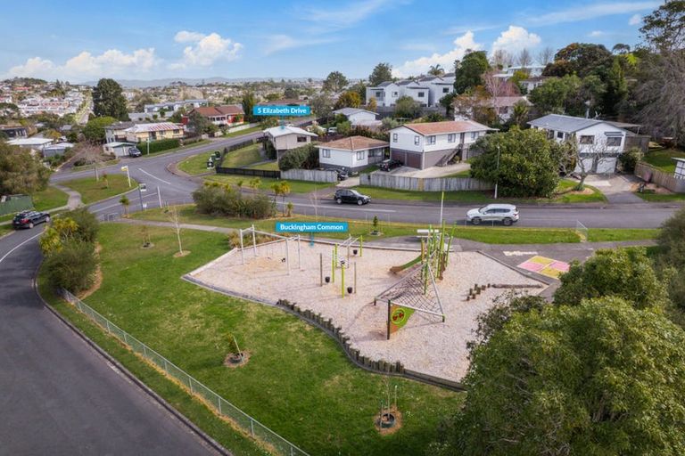 Photo of property in 5 Elizabeth Drive, West Harbour, Auckland, 0618