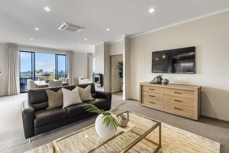 Photo of property in 2 Ashburn Close, Orewa, 0931