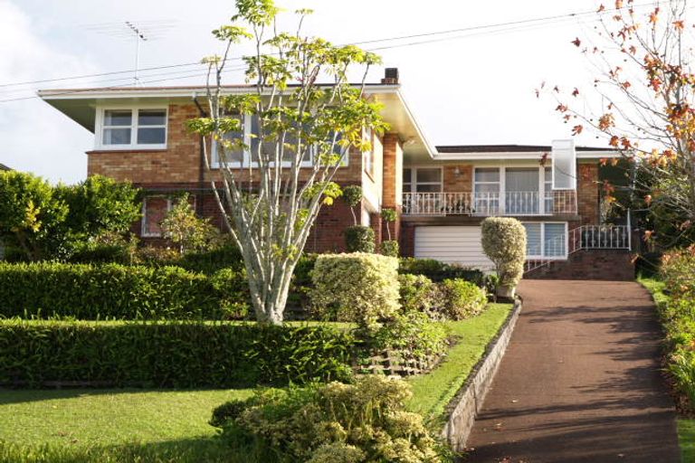 Photo of property in 35 Montgomery Crescent, Cockle Bay, Auckland, 2014