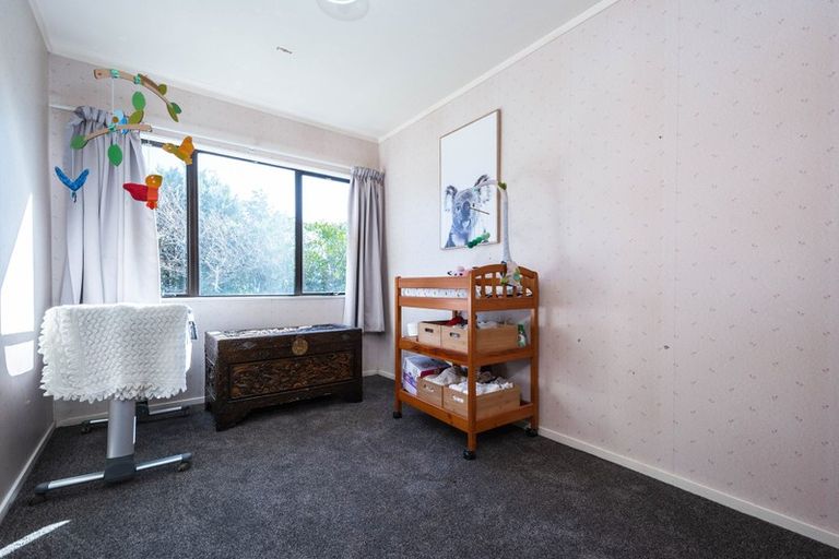 Photo of property in 11b Warrington Grove, Newlands, Wellington, 6037