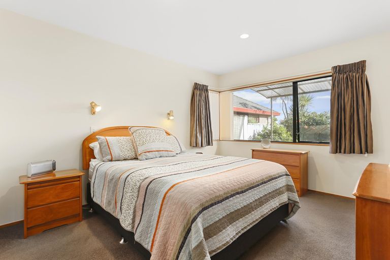 Photo of property in 6b Woodfern Crescent, Titirangi, Auckland, 0604