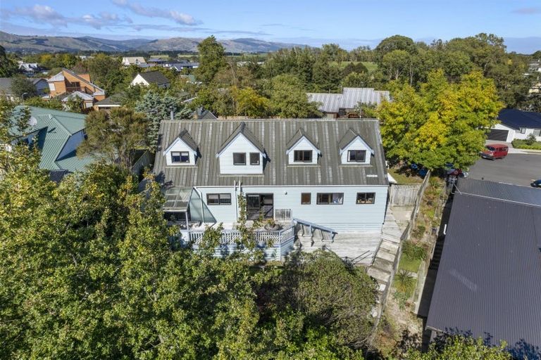 Photo of property in 28 Heathcote Place, Fitzherbert, Palmerston North, 4410