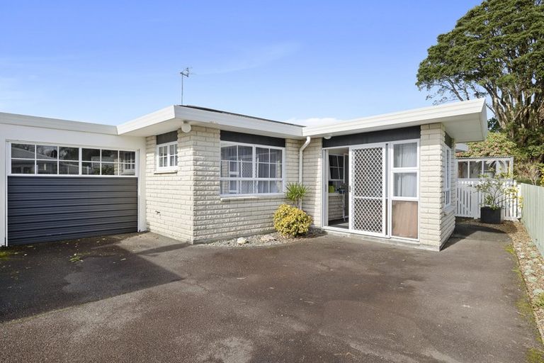 Photo of property in 2/230 Huatoki Street, Upper Vogeltown, New Plymouth, 4310