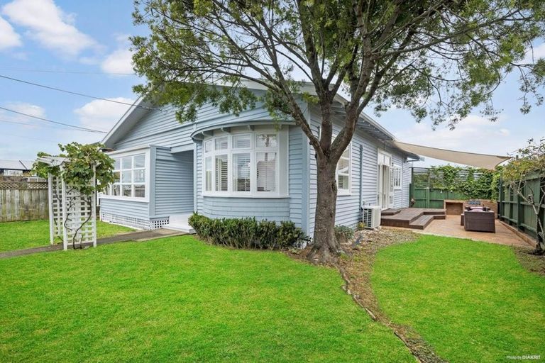 Photo of property in 1/92 East Coast Road, Milford, Auckland, 0620