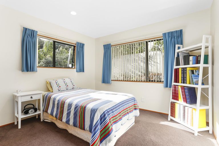 Photo of property in 6b Woodfern Crescent, Titirangi, Auckland, 0604