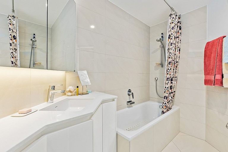 Photo of property in 2/7 Otakau Road, Milford, Auckland, 0620