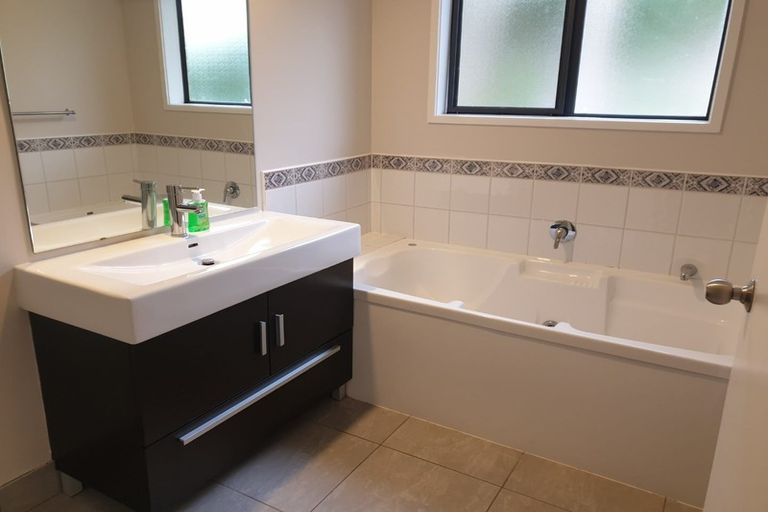 Photo of property in 3 Northcross Drive, Oteha, Auckland, 0632