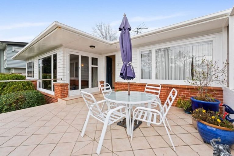 Photo of property in 10 Chapman Road, Te Atatu Peninsula, Auckland, 0610