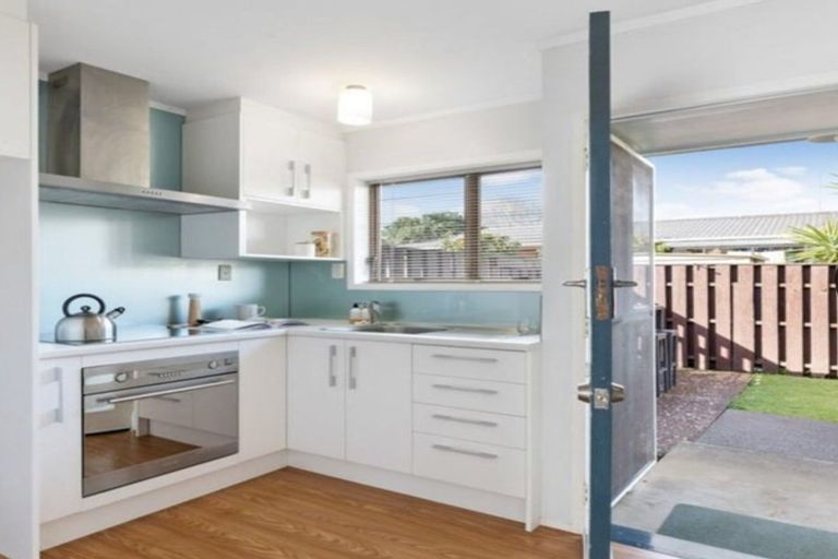 Photo of property in 2/15 Latham Avenue, Pakuranga, Auckland, 2010