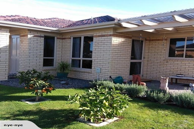 Photo of property in 19 Sovereign Isle Lane, Rototuna, Hamilton, 3210