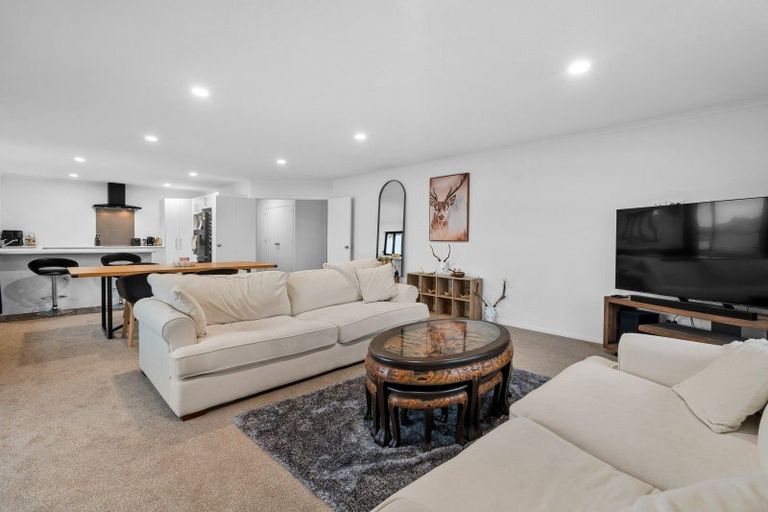 Photo of property in 1 Molesworth Street, Carterton, 5713