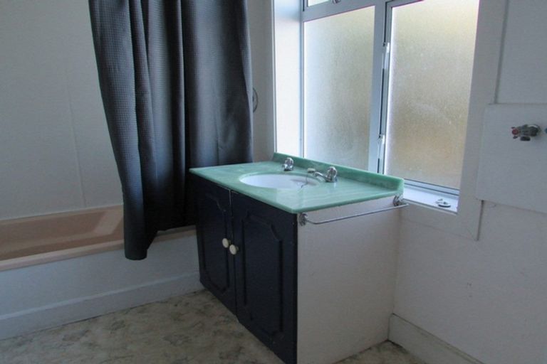 Photo of property in 2 Hawkhurst Road, Lyttelton, 8082