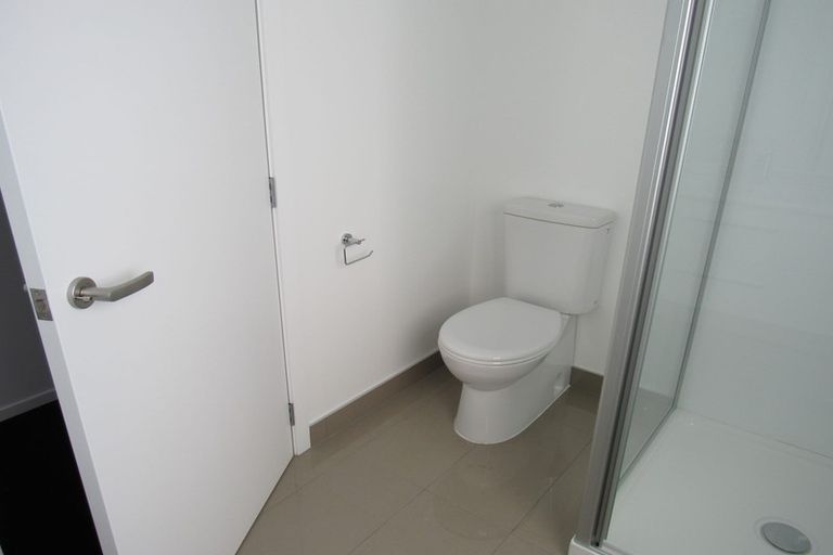 Photo of property in 3/15 Chivalry Road, Glenfield, Auckland, 0629