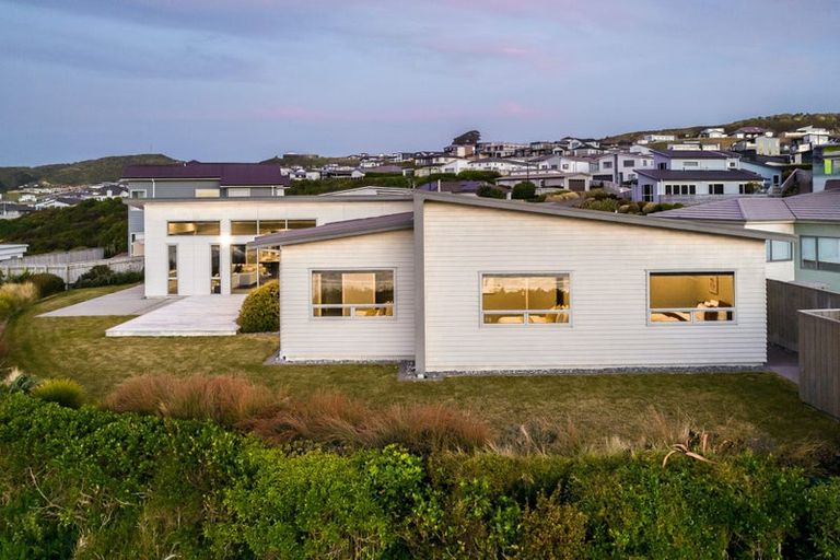 Photo of property in 15 Sue Dow Lane, Aotea, Porirua, 5024