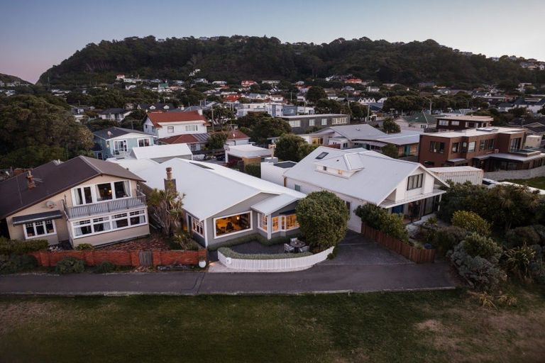 Photo of property in 7 Marine Parade, Seatoun, Wellington, 6022
